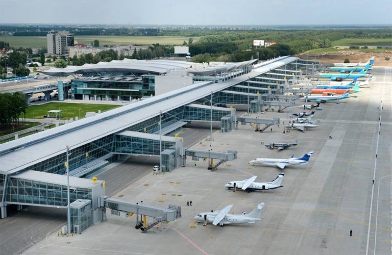 Mulher caminha pela asa do avião depois de reclamar de calor