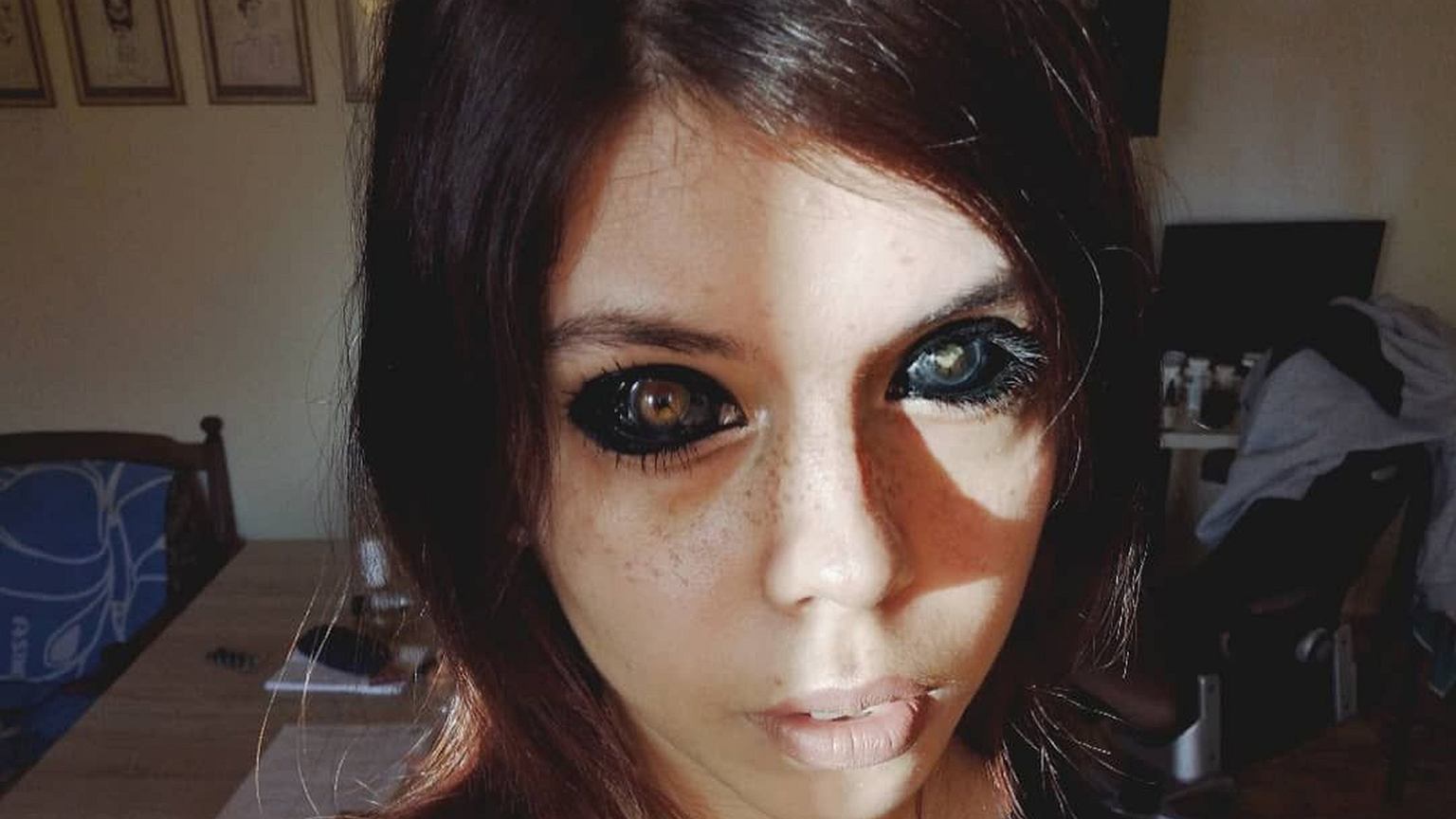 Mulher fica cega na Polônia após uma dolorosa tatuagem no olho