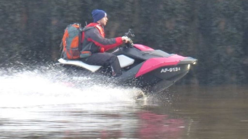 Escocês é preso após furar a quarentena ao visitar a namorada usando seu jet ski