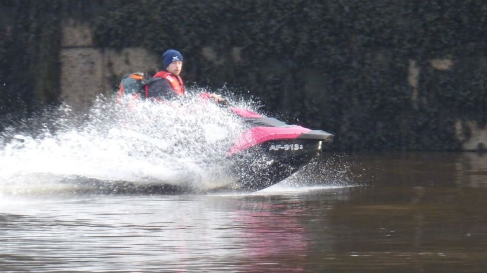 Escocês é preso após furar a quarentena ao visitar a namorada usando seu jet ski