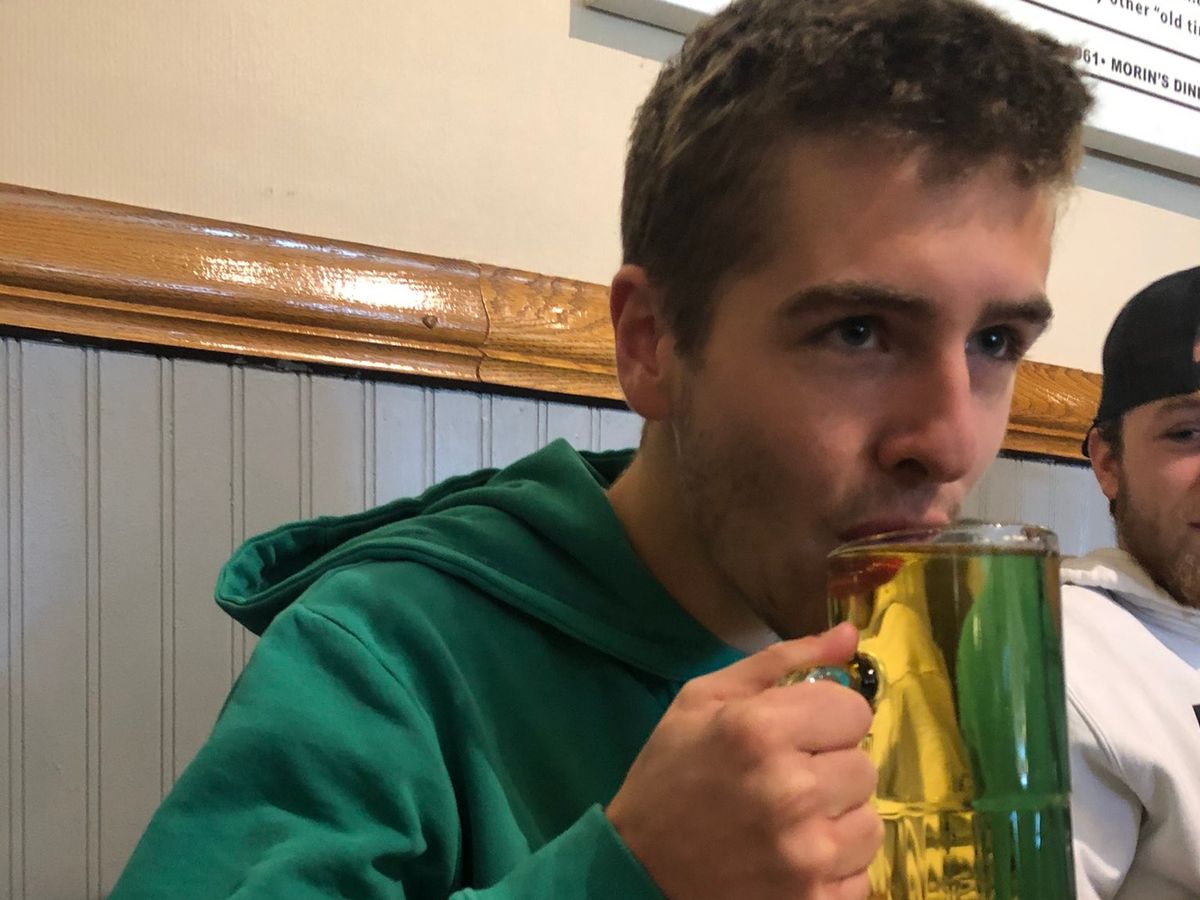 Pai que faleceu a seis anos paga pela primeira cerveja legal do filho