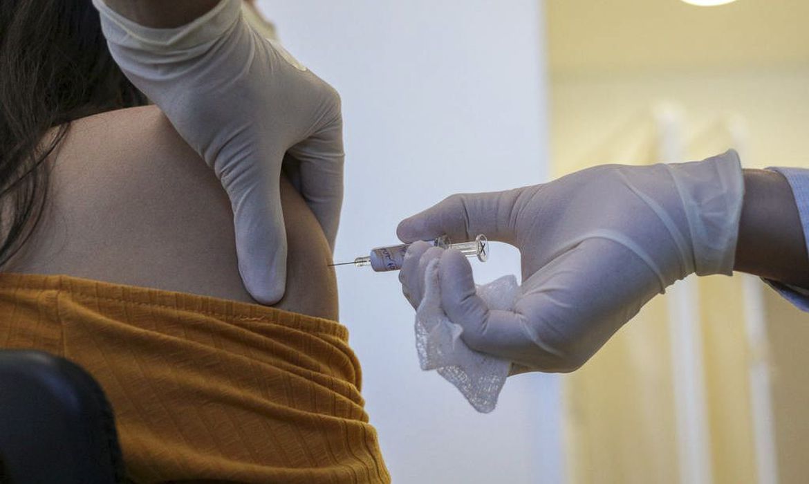 Em um curto video médico revela mitos sobre vacina contra a COVID-19
