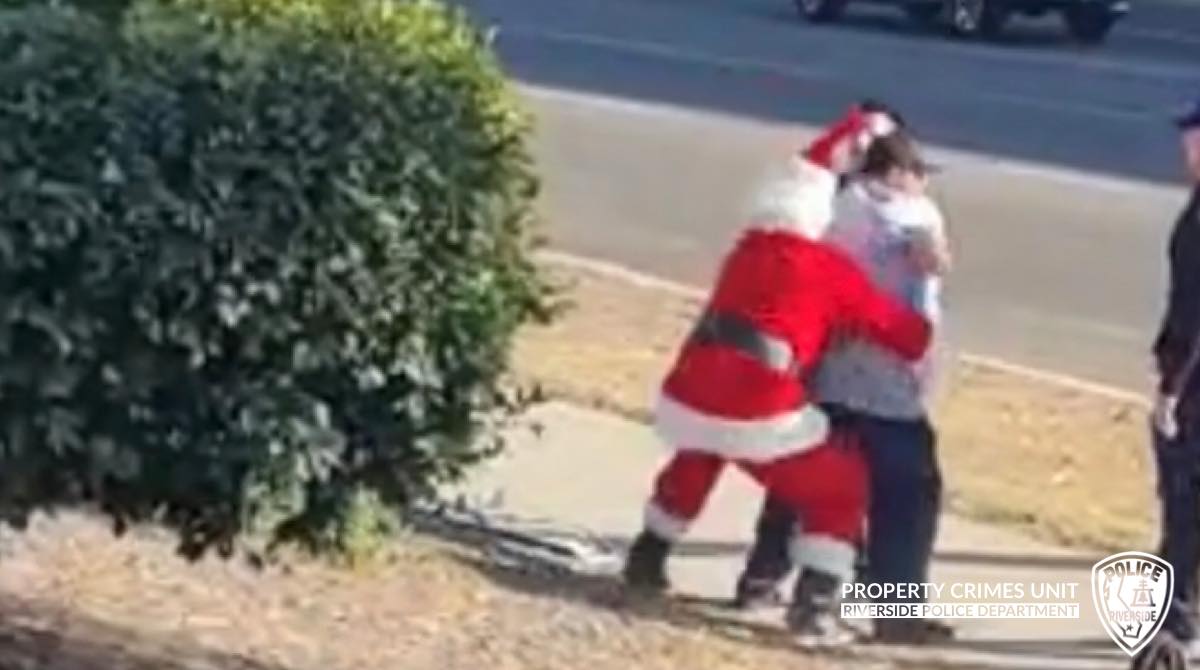 Oficiais disfarçados de Papai Noel e seu elfo prendem ladrões de carro