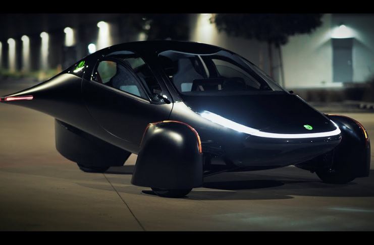 O primeiro carro elétrico do mundo que não precisa ser carregado