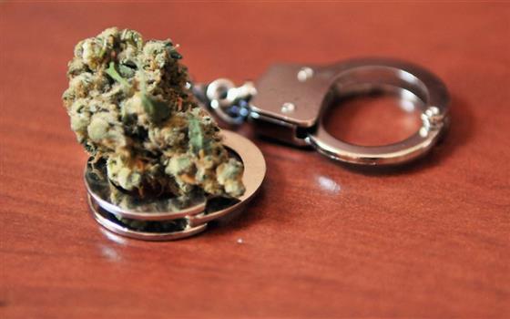 Estado australiano revisa política para porte de drogas ilegais