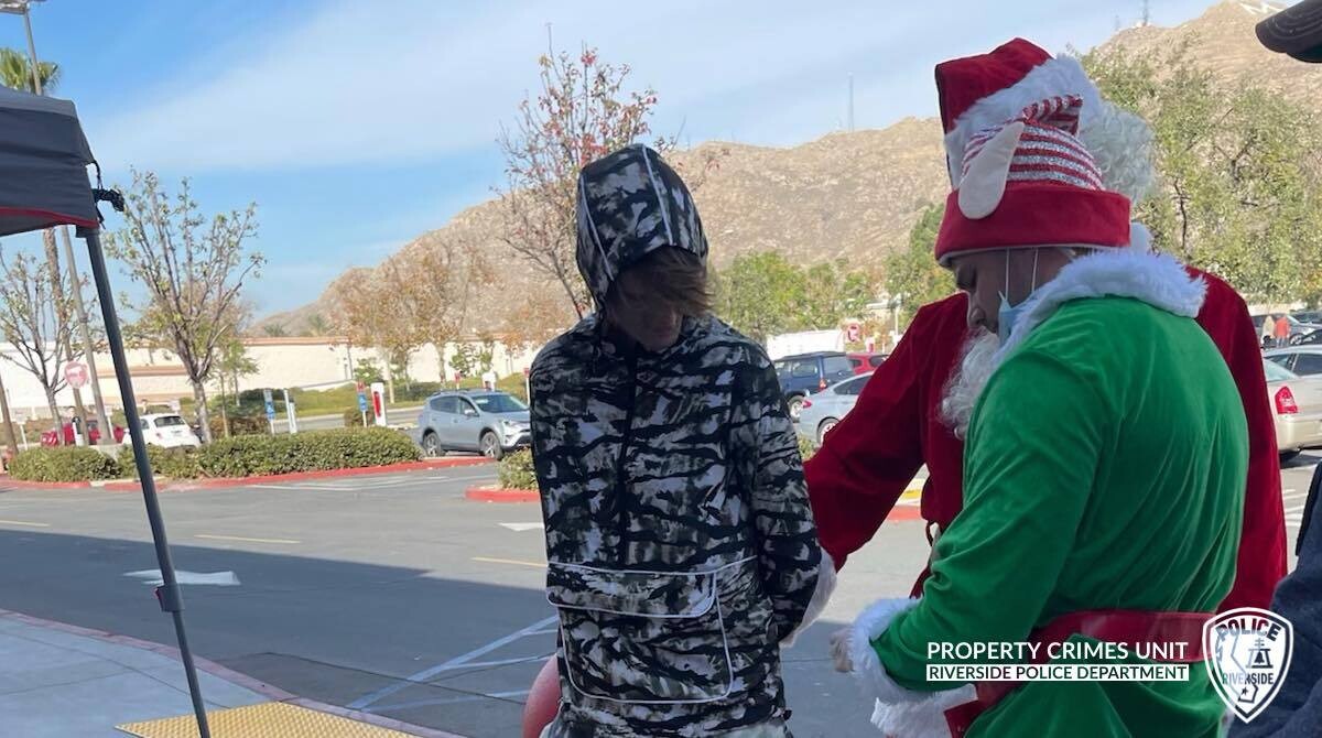 Oficiais disfarçados de Papai Noel e seu elfo prendem ladrões de carro