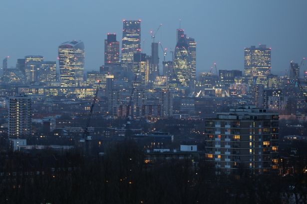 Aviões caça causam barulho assustador no céu de Londres