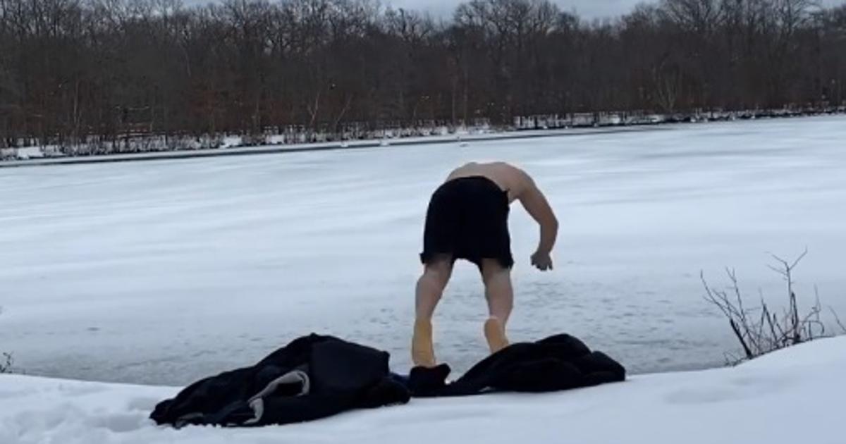 Lutador do UFC bate com a cabeça ao mergulhar em lago congelado