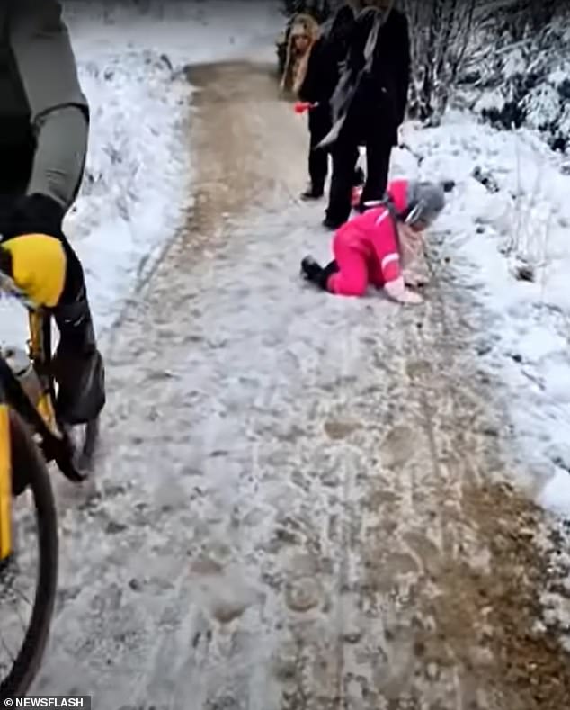 Ciclista bate em criança com joelho e diz que estava se equilibrando