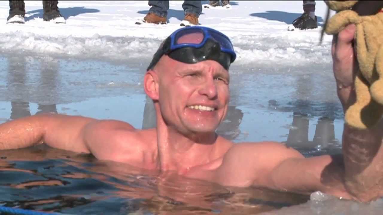 Lutador do UFC bate com a cabeça ao mergulhar em lago congelado