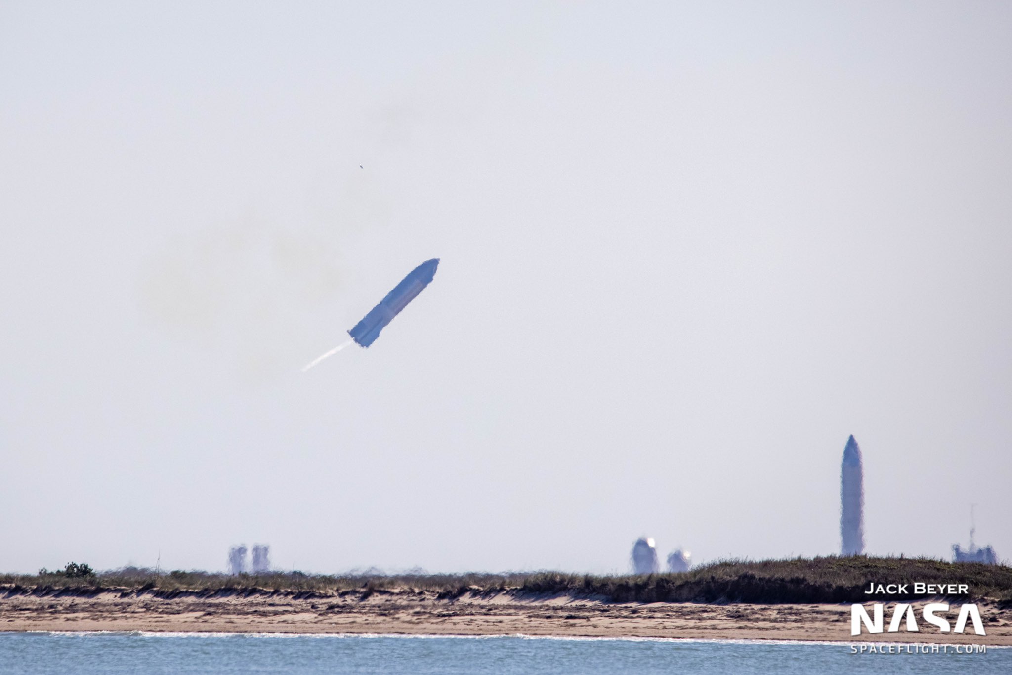 Foguete SpaceX explode na tentativa de pouso após o vôo de teste
