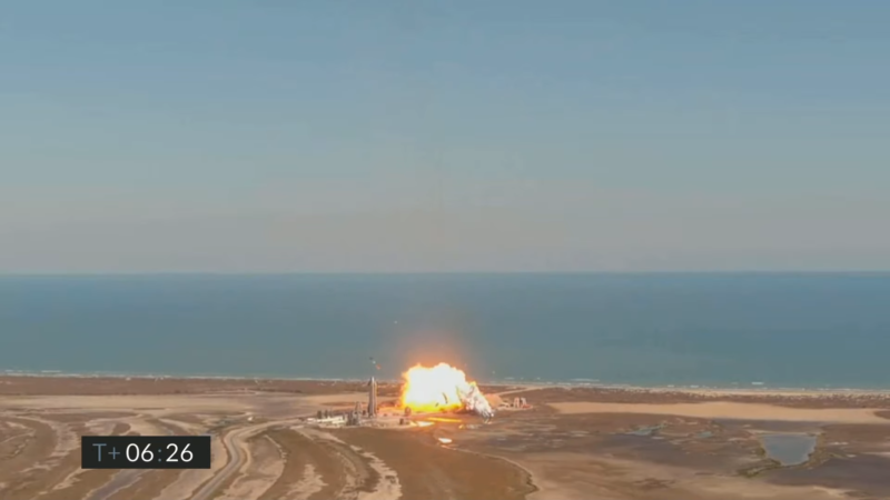 Foguete SpaceX explode na tentativa de pouso após o vôo de teste