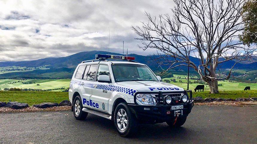 Mulher esfaqueada presa no porta-malas de um carro é resgatada em rodovia
