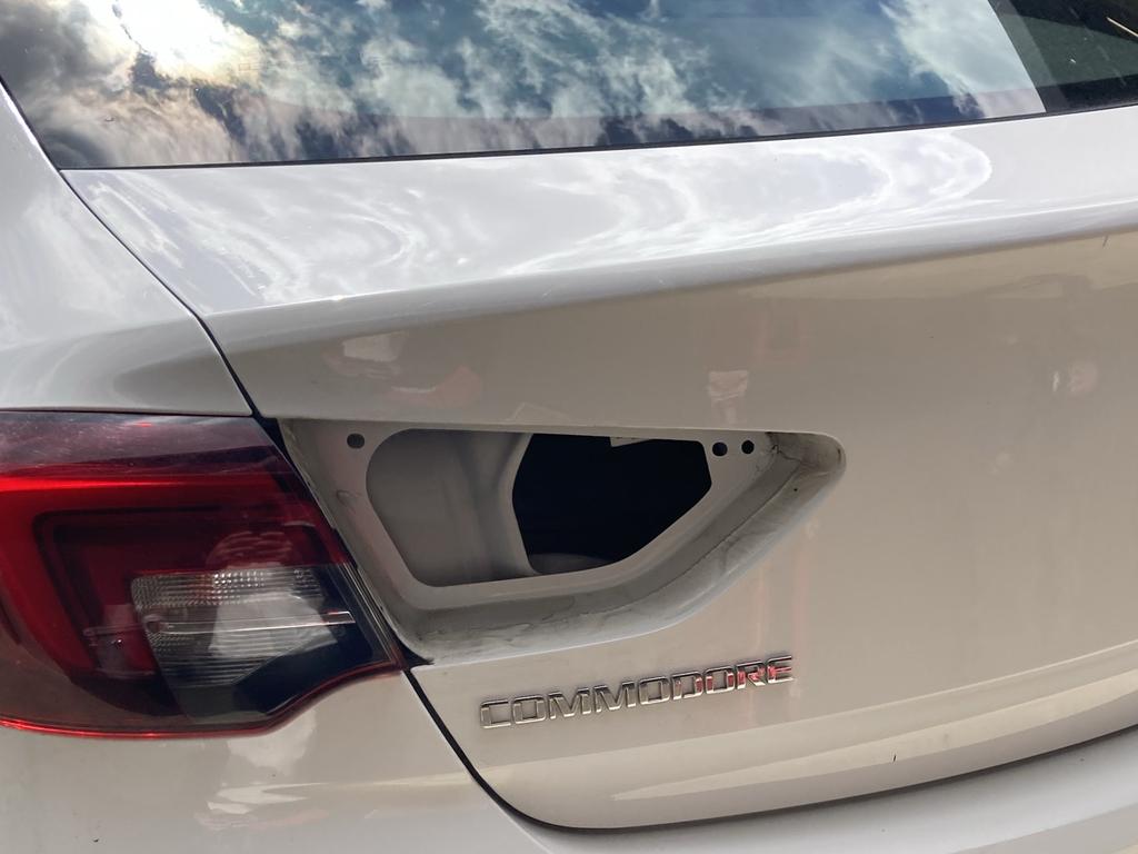 Mulher esfaqueada presa no porta-malas de um carro é resgatada em rodovia