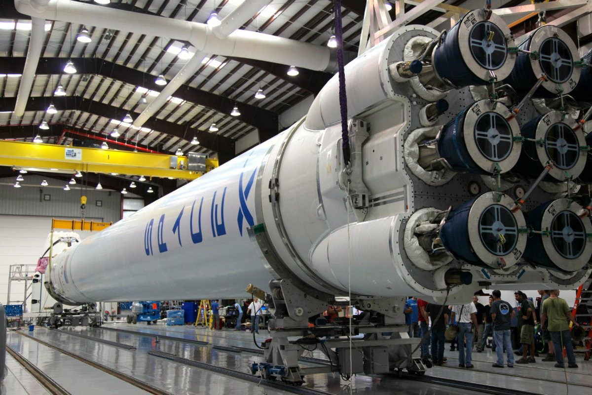 Foguete SpaceX explode na tentativa de pouso após o vôo de teste
