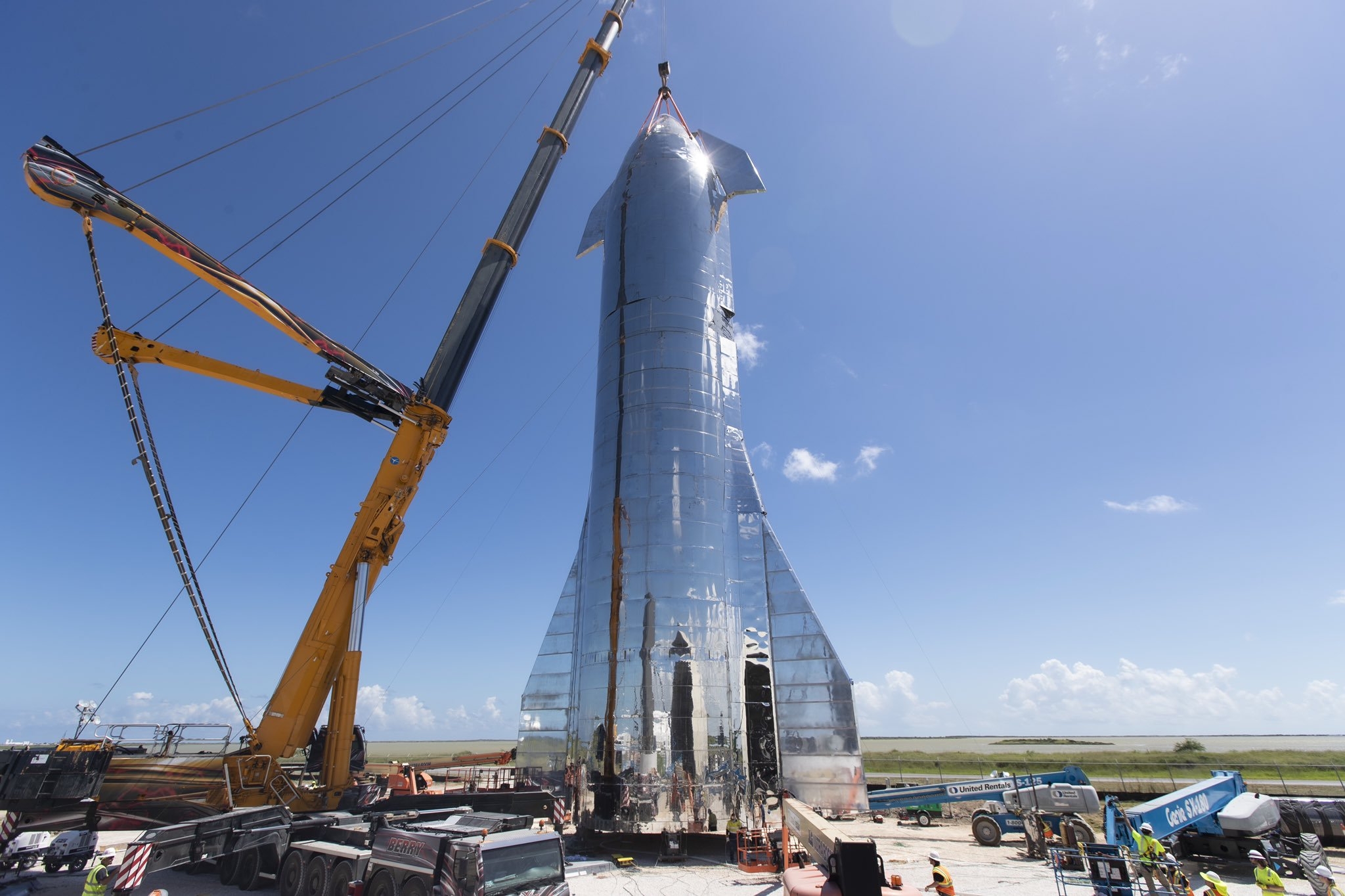 Foguete SpaceX explode na tentativa de pouso após o vôo de teste